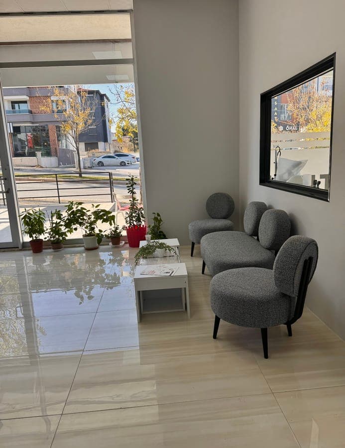 Bekleme salonu ve sokak manzarası